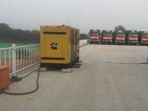 崇明电力系统的稳定性和设备兼容性如何影响发电机组的频率规格？